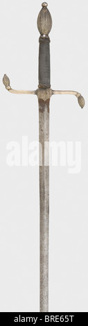 Une épée de samll, la Flandre ou l'Angleterre, vers 1620 lame élancée à double tranchant avec une coupe transversale séduisante. Argent solide hilt. Quillons incurvés avec finals rainurés. Saisissez le couvercle avec l'enroulement de fil de fer d'origine. Rainuré, pommel argent. Longueur: 117,5 cm. Historique, historique, XVIIe siècle, épée, épées, armes, armes, armes, armes, bras, dispositif de combat, militaire, militaria, objet, objets, alambics, coupures, coupure, coupure, coupure, coupure, arme de mêlée, armes de mêlée, métal, Banque D'Images