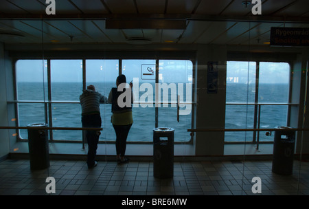 Chambre fumeurs sur ferry entre Helsingor et Helsingborg Öresund de passage entre le Danemark et la Suède en Scandinavie Europe du nord Banque D'Images