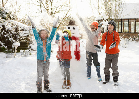 Bâtiment enfants Snowman In Garden Banque D'Images