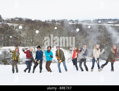 Group of Teenage Friends Having Fun In Snowy Landscape Banque D'Images