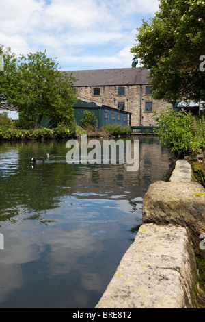 L'usine de Caudwell, Rowsley, un moulin à farine du 19e siècle de travail sur la rivière Wye près de Bakewell dans le Derbyshire Peak District en Angleterre Banque D'Images