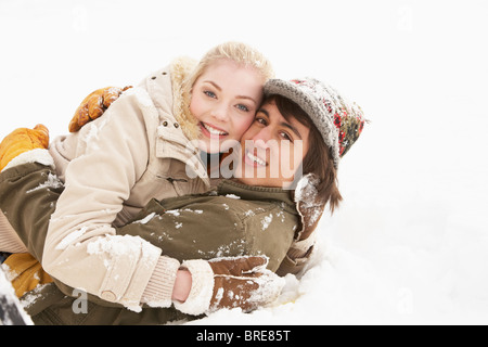 Couple romantique s'amusant dans la neige Banque D'Images