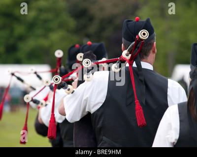 Pipers dans une pipe band à un événement jeux des highlands en Ecosse Banque D'Images