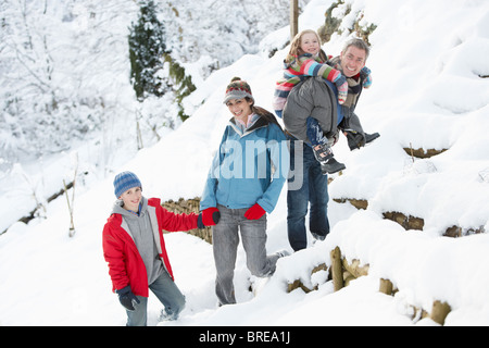 Family Enjoying Walk Through Snowy Landscape Banque D'Images