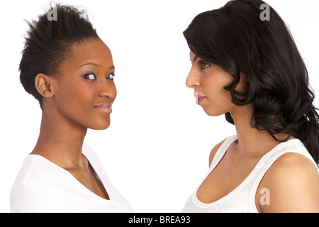 Portrait de deux jeunes femmes en Studio Banque D'Images