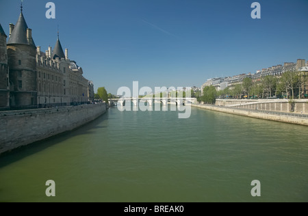 La Conciergerie sur l'Ile de la cité sur la gauche, et le Pont Neuf sur la Seine dans la distance à Paris, France. Banque D'Images