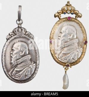 Le prince Regent Luitpold de Bavière (1821 - 1912), deux médaillons d'argent ovale médaillon d'argent, portant un portrait du prince Regent en costume de renaissance face à gauche, entouré d'une couronne de laurier. Sur le verso, l'inscription 'LVITPOLDUS PRINCEPS REG. REGIN BAV. NAT XII.2.2.MDCCCXXI DENAT. XII.XII.II.MCMXII'. Dimensions avec œillet 27 x 46 mm, poids 20,88 g. Un autre médaillon dans le style d'un 'Gnadenpfennig' avec le même portrait, bien qu'avec une couronne dorée et attachée à une rafe de couronne. Sur la couronne quatre rubis en or, le circlet couronne, Banque D'Images