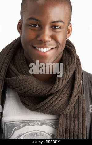 Jeune homme portant des vêtements chauds pour l'hiver en Studio Banque D'Images