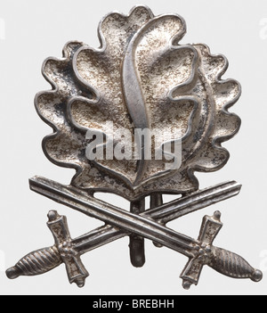 Oakleaves et Swords, à la Croix du Chevalier de la Croix de fer 1939 argent, question typique pour la firme Godet à Berlin avec des épées appliquées séparément, anneau de suspension serti (plié). Inverser les marques « 21 » et « 900 » du fabricant. Poids 8 g. Hauteur 27,5 mm, largeur 24,8 mm (OEK 3819). L'expertise actuelle de Niemann date de mai 2008. Historique, historique, 1930, XXe siècle, prix, prix, Reich allemand, Third Reich, époque nazie, national socialisme, objet, objets, photos, médaille, décoration, médailles, décorations, coupures, coupures, coupures, coupures, voix, Banque D'Images