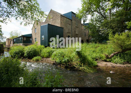 L'usine de Caudwell, Rowsley, un moulin à farine du 19e siècle de travail sur la rivière Wye près de Bakewell dans le Derbyshire Peak District en Angleterre Banque D'Images