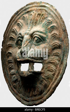 Une paire d'appliques à tête de lion romaine, 2ème/3ème siècle A.D. Légèrement différentes appliques rondes de bronze de feuille avec une patina verte lourde. Têtes de lion finement gaufrées avec mâchoires de travail ouvertes. Recherche d'excavation nettoyée. Diamètres 18 et 19 cm. Historique, historique, ancien monde, ancien monde, ancien temps, objet, objets, photos, découpe, découpe, découpe, découpe, découpe, découpe, découpe, Banque D'Images