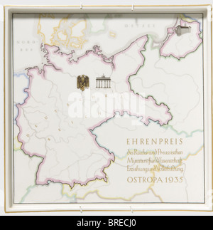 Bernhard Rust (1883 - 1945), un honneur décerné par le Ministre de la Science, de l'Education et de la Culture nationale de la Prusse et le Reich, 1935 tuile KPM avec des contours peints à la main du Reich 1935 allemand, l'aigle national allemand, la porte de Brandebourg et le château de Königsberg. Inscription Gold Devotion pour l'exposition de timbres et de courrier 'Ostropa 1935', qui a eu lieu à Königsberg du 23 juin au 3 juillet 1935. Sur le verso, un sceptre bleu et un timbre rouge orbe. Taille 29,5 x 30 cm. Aucun dommage. L'exposition Ostropa à Königsberg a eu lieu dans le contexte de l'allemand, Banque D'Images