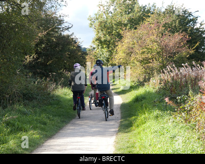 Une famille de cyclistes sur la piste de Tissington Derbyshire, Angleterre, Royaume-Uni Banque D'Images