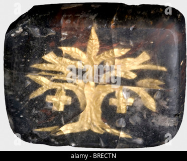 Médaillon d'élec byzantin, panneau en verre double couche de la place A.D. du 8ème au 10ème siècle. Une couche de verre transparente fusionnée sur une base de verre opaque noirci avec un arbre de vie, finement fait en relief sur la feuille d'or, scellé entre eux. Deux croix et deux oiseaux assis dans les branches de l'arbre. Nettoyage de la découverte d'excavation. Fissures dues à l'âge. Dommage sur le coin supérieur gauche. Dimensions 48 x 46 mm. Historique, historique, ancien monde, ancien monde, ancien temps, objet, objets, photos, découpe, découpe, découpe, découpe, beaux-arts, art, art, art, art, art, Banque D'Images
