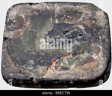 Médaillon d'élec byzantin, panneau en verre double couche de la place A.D. du 8ème au 10ème siècle. Une couche de verre transparente fusionnée sur une base de verre opaque noirci avec un arbre de vie, finement fait en relief sur la feuille d'or, scellé entre eux. Deux croix et deux oiseaux assis dans les branches de l'arbre. Nettoyage de la découverte d'excavation. Fissures dues à l'âge. Dommage sur le coin supérieur gauche. Dimensions 48 x 46 mm. Historique, historique, ancien monde, ancien monde, ancien temps, objet, objets, photos, découpe, découpe, découpe, découpe, beaux-arts, art, art, art, art, art, Banque D'Images