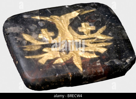 Médaillon d'élec byzantin, panneau en verre double couche de la place A.D. du 8ème au 10ème siècle. Une couche de verre transparente fusionnée sur une base de verre opaque noirci avec un arbre de vie, finement fait en relief sur la feuille d'or, scellé entre eux. Deux croix et deux oiseaux assis dans les branches de l'arbre. Nettoyage de la découverte d'excavation. Fissures dues à l'âge. Dommage sur le coin supérieur gauche. Dimensions 48 x 46 mm. Historique, historique, ancien monde, ancien monde, ancien temps, objet, objets, photos, découpe, découpe, découpe, découpe, beaux-arts, art, art, art, art, art, Banque D'Images