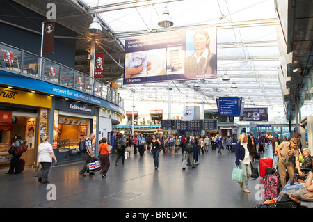 À l'intérieur de la gare Piccadilly de Manchester UK Banque D'Images