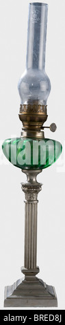 Une lampe à huile française, vers 1880 axe nickel-argent en forme de colonne. Réservoir d'huile en verre vert. Abat-jour en verre ('V.S.L. Depose') encadré en laiton. Les étiquettes de stock « ON » et H.V.v.W. G.v.R.' pour la duchesse Vera von Württemberg, la Grande duchesse de Russie est sur le fond. Hauteur 72 cm. Provenance: Grand duchesse Olga Nikolaevna Romanova (1822 - 1892). Historique, historique, XIXe siècle, navire, vaisseaux, objet, objets, alambics, coupures, coupures, découpes, découpes, Banque D'Images