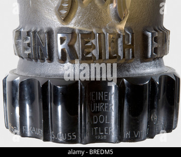 Adolf Hitler, un vase de présentation de Mediasch/Siebenbürgen, 1938 verre de cristal dans une couleur de quartz fumé. Les côtés présentent l'aigle de fête et le monogramme 'AH' ainsi qu'une couronne de feuilles de chêne et l'inscription environnante, 'Ein Volk - ein Reich - ein Führer' en relief profond. La base dentelée a un simple dévouement gravé sur le dos. Grande fissure. Hauteur 34,5 cm. Historique, historique, 1930, XXe siècle, NS, national-socialisme, nazisme, Third Reich, allemand Reich, Allemagne, allemand, national-socialiste, nazi, époque nazie, fascisme, objet, objets, photos, clippi, Banque D'Images