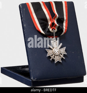 Une croix de mérite de guerre avec des mots, une croix de Chevalier, en argent, frappé '900' dans le bras transversal inférieur, poids 39,08 g, marque du fabricant '1' pour Deschler, Munich. Bords polis, anneau de suspension en ruban côtelé, ruban à col cousu. L'étui de présentation Blue Award avec insert en velours noir et doublure en soie artificielle argentée est inclus. Indéniablement, une pièce contemporaine, avec le cas rare (quelque peu dédfié). Historique, historique, 1930, 1930, XXe siècle, prix, prix, Reich allemand, Third Reich, époque nazie, socialisme national, objet, objets, photos, médaille, décoration, meda, Banque D'Images