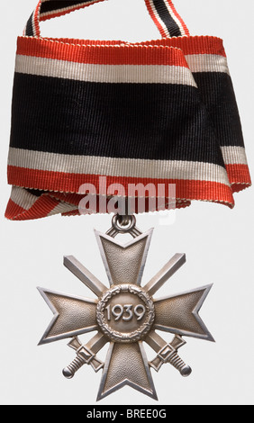 Une croix de mérite de guerre avec des mots, une croix de Chevalier, en argent, frappé '900' dans le bras transversal inférieur, poids 39,08 g, marque du fabricant '1' pour Deschler, Munich. Bords polis, anneau de suspension en ruban côtelé, ruban à col cousu. L'étui de présentation Blue Award avec insert en velours noir et doublure en soie artificielle argentée est inclus. Indéniablement, une pièce contemporaine, avec le cas rare (quelque peu dédfié). Historique, historique, 1930, 1930, XXe siècle, prix, prix, Reich allemand, Third Reich, époque nazie, socialisme national, objet, objets, photos, médaille, décoration, meda, Banque D'Images