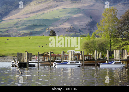 Vue sur le embarcadères de Derwentwater et la campagne près de Keswick, Cumbria Banque D'Images