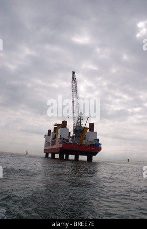 Parc éolien en mer de Thanet maintenant propriété de Vattenfall. Il y a 100 éoliennes Vestas V90, qui ont une capacité totale de 300 MW. Banque D'Images