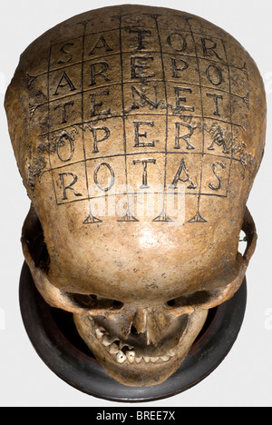 Crâne humain avec carré magique, allemand, 16ème/17ème siècle Bien préservé, ancien crâne romain/celtique avec mâchoire inférieure et de légères restes d'incrustations. Certaines dents sont manquantes, certaines partiellement cassées, le côté droit du crâne est endommagé. Le skullcap avec une gravure du XVIe/XVIIe siècle, une place magique avec la formule Siator. Les lignes gravées avec des restes de noircissement. Monté sur un support en bois de date ultérieure, env. 1800. Hauteur 27 cm. Un petit livre avec une couverture en cuir en relief doré: Henry Fricx, "les déRS de la mort", Bruxelles 1773. La magie, Banque D'Images