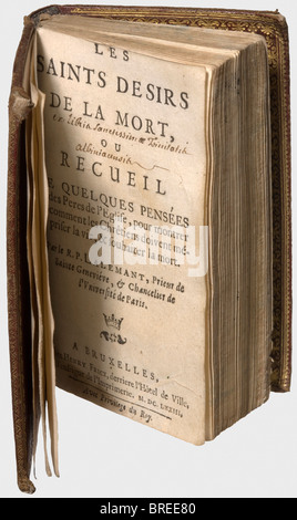 Crâne humain avec carré magique, allemand, 16ème/17ème siècle Bien préservé, ancien crâne romain/celtique avec mâchoire inférieure et de légères restes d'incrustations. Certaines dents sont manquantes, certaines partiellement cassées, le côté droit du crâne est endommagé. Le skullcap avec une gravure du XVIe/XVIIe siècle, une place magique avec la formule Siator. Les lignes gravées avec des restes de noircissement. Monté sur un support en bois de date ultérieure, env. 1800. Hauteur 27 cm. Un petit livre avec une couverture en cuir en relief doré: Henry Fricx, "les déRS de la mort", Bruxelles 1773. La magie, Banque D'Images