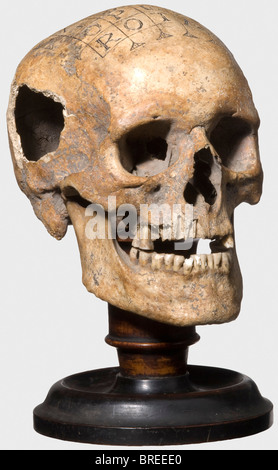 Crâne humain avec carré magique, allemand, 16ème/17ème siècle Bien préservé, ancien crâne romain/celtique avec mâchoire inférieure et de légères restes d'incrustations. Certaines dents sont manquantes, certaines partiellement cassées, le côté droit du crâne est endommagé. Le skullcap avec une gravure du XVIe/XVIIe siècle, une place magique avec la formule Siator. Les lignes gravées avec des restes de noircissement. Monté sur un support en bois de date ultérieure, env. 1800. Hauteur 27 cm. Un petit livre avec une couverture en cuir en relief doré: Henry Fricx, "les déRS de la mort", Bruxelles 1773. La magie, Banque D'Images