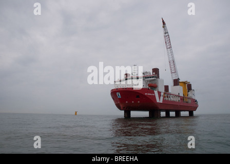 Parc éolien en mer de Thanet maintenant propriété de Vattenfall. Il y a 100 éoliennes Vestas V90, qui ont une capacité totale de 300 MW. Banque D'Images