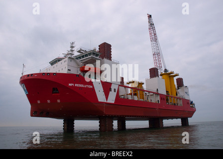 Parc éolien en mer de Thanet maintenant propriété de Vattenfall. Il y a 100 éoliennes Vestas V90, qui ont une capacité totale de 300 MW. Banque D'Images