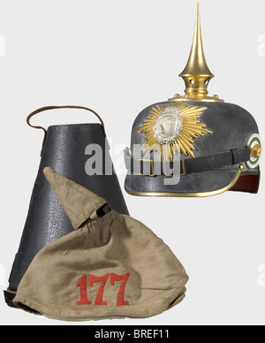 Un casque pour un volontaire d'un an, dans le Royal Saxon 12ème Infantry Regiment no 177 pièce d'achat privée, crâne en cuir laqué noir avec fixations dorées, blason plaqué argent, sangles de menton laquées noires sur le bouton M 91 et blades laqués. Bandeau en cuir marron et doublure en soie côtelée. Les pics sont bordés de rouge ou de vert. Complétez avec la couverture grise réversible (numéro régimentaire rouge '177' et bande rouge d'exercice sur le terrain). Dans le cas de protection (sangles de fixation manquantes). Historique, historique, XIXe siècle, Saxe, Saxonia, Saxonien, Banque D'Images