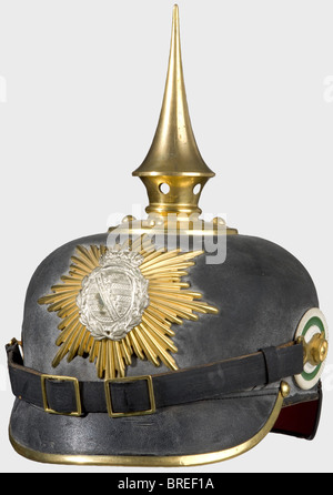 Un casque pour un volontaire d'un an, dans le Royal Saxon 12ème Infantry Regiment no 177 pièce d'achat privée, crâne en cuir laqué noir avec fixations dorées, blason plaqué argent, sangles de menton laquées noires sur le bouton M 91 et blades laqués. Bandeau en cuir marron et doublure en soie côtelée. Les pics sont bordés de rouge ou de vert. Complétez avec la couverture grise réversible (numéro régimentaire rouge '177' et bande rouge d'exercice sur le terrain). Dans le cas de protection (sangles de fixation manquantes). Historique, historique, XIXe siècle, Saxe, Saxonia, Saxonien, Banque D'Images