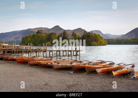 L'aviron en bois bateaux amarrés sur Derwentwater dans le Lake District, Cumbria Banque D'Images