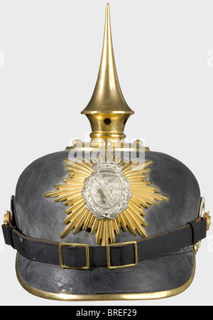 Un casque pour un volontaire d'un an, dans le Royal Saxon 12ème Infantry Regiment no 177 pièce d'achat privée, crâne en cuir laqué noir avec fixations dorées, blason plaqué argent, sangles de menton laquées noires sur le bouton M 91 et blades laqués. Bandeau en cuir marron et doublure en soie côtelée. Les pics sont bordés de rouge ou de vert. Complétez avec la couverture grise réversible (numéro régimentaire rouge '177' et bande rouge d'exercice sur le terrain). Dans le cas de protection (sangles de fixation manquantes). Historique, historique, XIXe siècle, Saxe, Saxonia, Saxonien, Banque D'Images