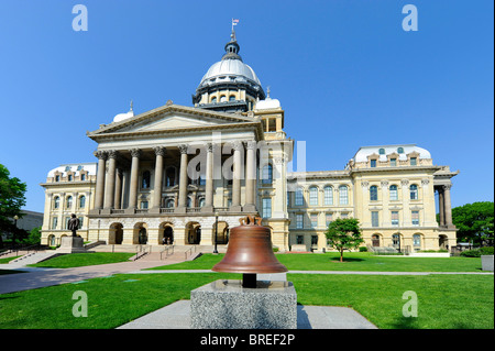 Liberty Bell en face de l'Illinois State Capitol Building Springfield Illinois Banque D'Images