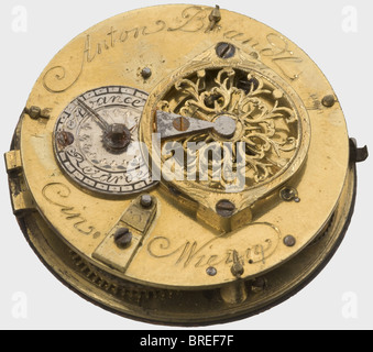 Une horloge en manteau émaillée, Vienne, début du XIXe siècle, l'horloge en broche, les plaques ont signé 'Anton Brandl à Wien'. Cadran d'horloge émaillé, chiffres romains et verre à colombages. Le logement est en argent et l'émail fin 'Charffeuer' montrant des scènes anciennes. La partie supérieure du boîtier est soutenue par quatre colonnes de cristal de roche enroulées avec du fil d'argent, sur lesquelles sont quatre femelles sculptées genii. Surmonté par un groupe figuratif de l'Archange Michael qui claque le dragon. L'argent quelque peu terni, une puce à la base de la figure de Michael, les travaux d'horloge n'ont pas été, Banque D'Images