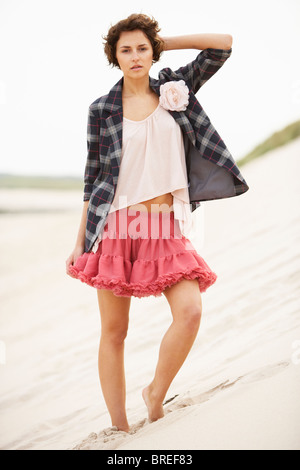 À la belle jeune femme debout entre les dunes de sable Banque D'Images