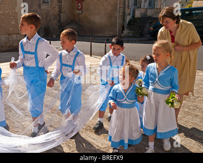 Les garçons et demoiselles d'extérieur page church - France. Banque D'Images