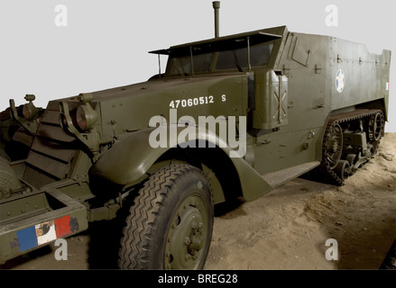 Véhicules Blindés, Halftrack M16., Ce véhicule est une adaptation du M3 équipé de quatre mitRailleuses de 12,7 millions de données sur tourelle AA Maxson. 41,170 demi-chenilles furent construire pendentif la guerre et son utilisation eu lieu sur tous les champs de bataille. Il Itait l'repos du SDKFZ 251 allemand. Avec un moteur de 147 cv, la demi-piste est capable de rouler à 64 km/h sur une distance de 280 km. Véhicule en bon état. Moteur 'Blanc', plaques francaises sur la planche de bord. Complet extérieurement avec sa tourelle à affûts quadruple. La tourelle est égalière, Banque D'Images