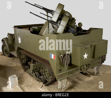 Véhicules Blindés, Halftrack M16., Ce véhicule est une adaptation du M3 équipé de quatre mitRailleuses de 12,7 millions de données sur tourelle AA Maxson. 41,170 demi-chenilles furent construire pendentif la guerre et son utilisation eu lieu sur tous les champs de bataille. Il Itait l'repos du SDKFZ 251 allemand. Avec un moteur de 147 cv, la demi-piste est capable de rouler à 64 km/h sur une distance de 280 km. Véhicule en bon état. Moteur 'Blanc', plaques francaises sur la planche de bord. Complet extérieurement avec sa tourelle à affûts quadruple. La tourelle est égalière, Banque D'Images