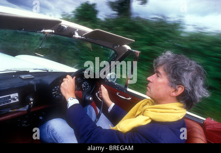 Geoffrey Burgon compositeur et musicien au volant de son cabriolet 1985 Bristol 405 Banque D'Images