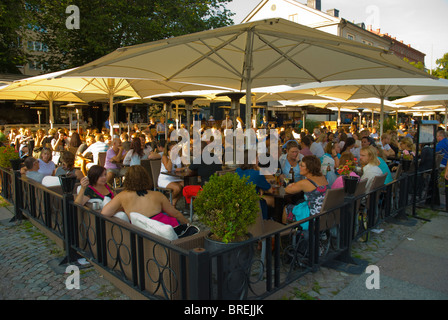 Terrasses Bar la place Medborgarplatsen de Södermalm, à Stockholm Suède Europe Banque D'Images