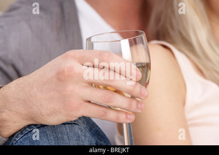 Close Up of Hand Holding verre de vin blanc Banque D'Images