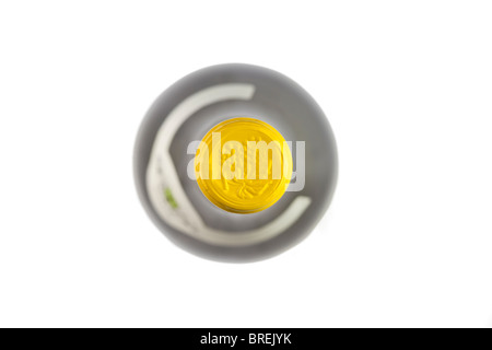 Sommaire des bouteille de vin blanc sur un fond blanc Banque D'Images