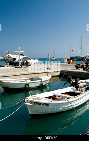 Bateaux amarrés dans le port de Mandraki rhodes rhodes Dodécanèse Grèce Banque D'Images