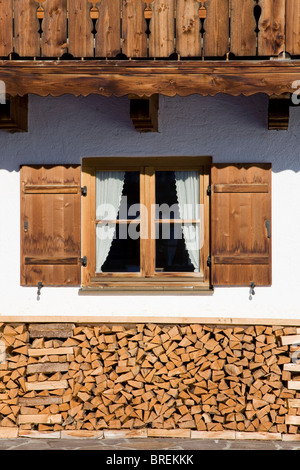 Pile de bois en face d'une maison de ferme fenêtre, Bavaria, Germany, Europe Banque D'Images