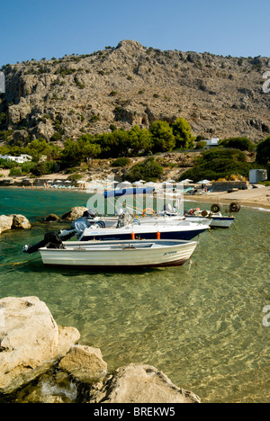 Les bateaux et les montagnes pefkos lindos rhodes Dodécanèse Grèce Banque D'Images