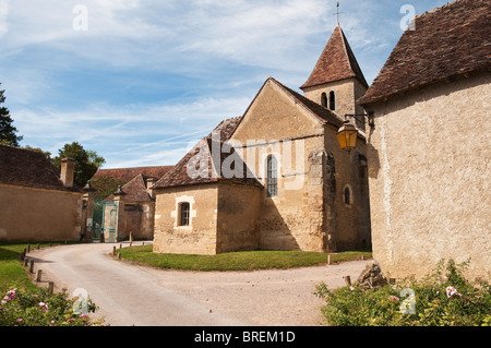 Village-rue à Nohant, France (accueil de l'auteur George Sand). L'église de St Anne dans l'arrière-plan Banque D'Images